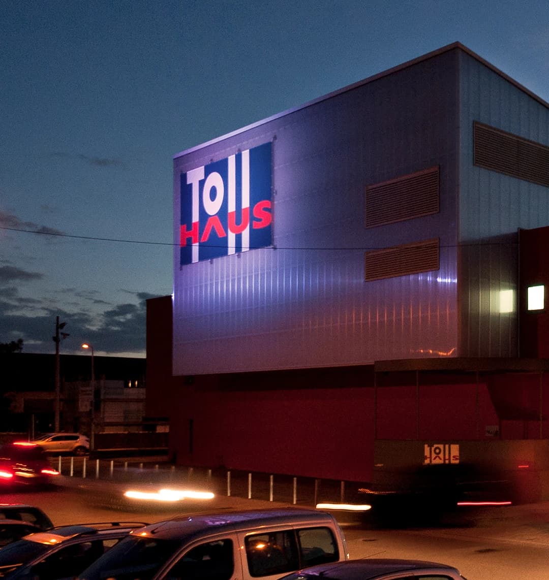 Das Tollhaus bei Nacht, das Logo wird angeleuchtet.