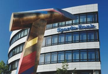 Sparda-Bank Filiale am Hauptbahnhof in Stuttgart mit Hajek Skulptur