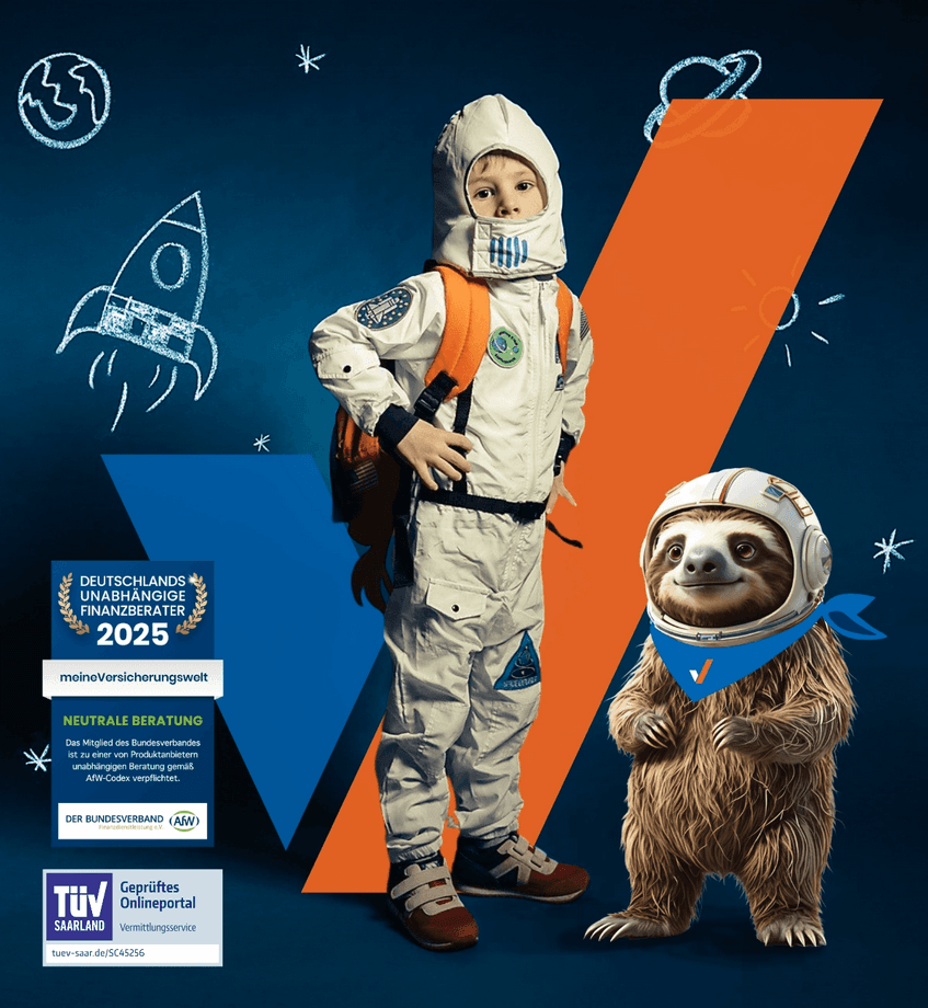 Ein Kind im Astronautenkostüm steht selbstbewusst neben einem Zeichentrickfaultier im Raumanzug, im Hintergrund sind Zeichnungen mit Weltraummotiven zu sehen.