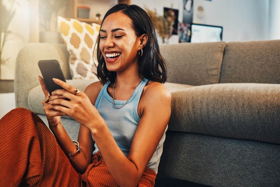Frau verwendet Apple Pay für Online Zahlung