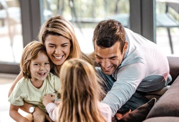 Eltern mit zwei Kindern