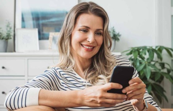 Frau mit Smartphone