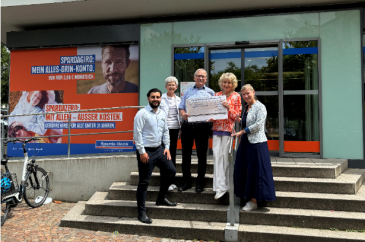 Spendenübergabe vor der Filiale Lörrach